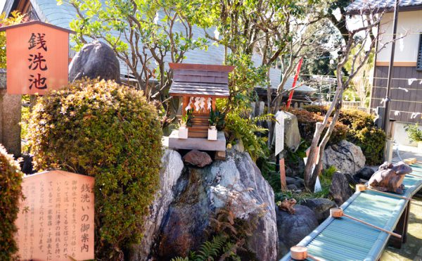 銭洗い稲荷神社、倍返し神社