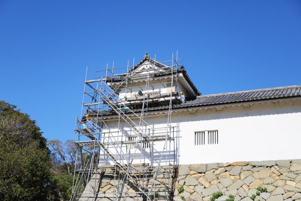 彦根城台風で修復